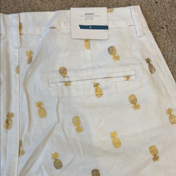 Bundle of 2 Old Navy 3.5” Womens Shorts Red Cotton, White Pineapple Linen Size 6 - Picture 6 of 10